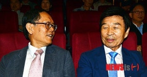 원로가수 남일해와 대화 나누는 이병훈 한국영상자료원장