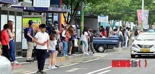 버스기다리는 시민들