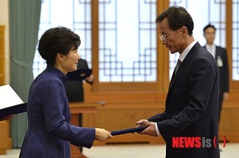 박 대통령, 신임 김영한 민정수석 임명장 수여