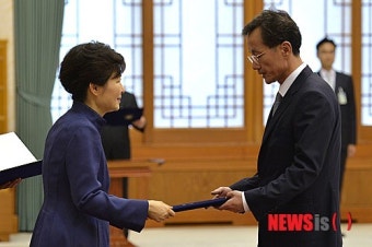 박 대통령, 신임 김영한 민정수석 임명장 수여