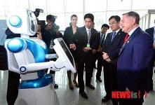 전시관 안내하는 로봇