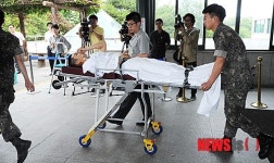 국군강릉병원으로 이송되는 신 이병