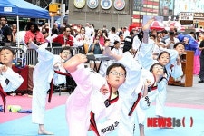 뉴욕 타임스스퀘어 1천여명 태권도 페스티벌..미동초등학교 태권도 시범단