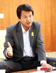 인터뷰하는 김종규 부안군수 당선인