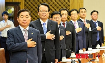 국민의례하는 국회의장