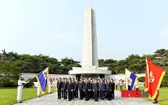 현충탑 참배 마친 민선 6기 서울시 시장과 구청장들