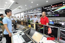 직원 격려하는 오성목 부문장