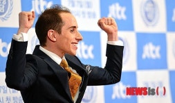 깜찍한 포즈 취하는 방송인 타일러 라쉬