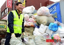 재활용품 수거하는 구청장