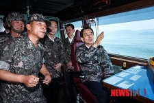 한민구 국방장관 함정타고 연평도로