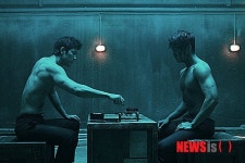 [리뷰]타짜도 아닌것이, 오션스도 아닌것이…영화 신의 한 수