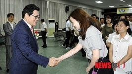 직원들과 인사하는 김기동 구청장