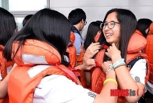 구명조끼 입는 학생들