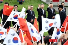 어린이들에게 손 흔드는 수석비서관들