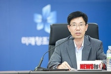 당부하는 이창한 실장
