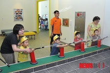 소화기 체험하는 어린이들