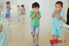 코와 입을 막고!