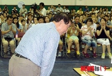 위례지구 주민들에게 인사하는 박원순 시장
