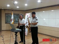 음악으로 어르신 마음 달래는 경찰관들