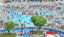 시민들로 북적이는 수영장