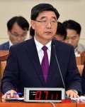 의원들 질의 답하는 이기권