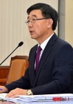 의원들 질의 답하는 이기권 후보자