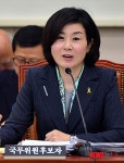 답변하는 김희정