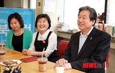 실버카페 찾은 새누리당 김무성 의원