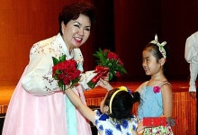 대한미용사회중앙회 회장 취임식, 꽃다발 받는 최영희 회장