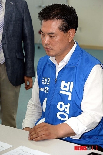 후보 등록하는 새정치민주연합 박영순 후보