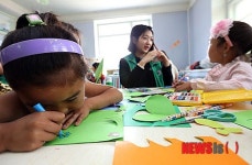 미술 교육 받는 어린이들