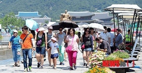 더울때 양산과 함께 관광을