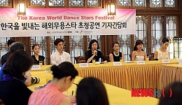 취재진 질문 답하는 조주현 교수
