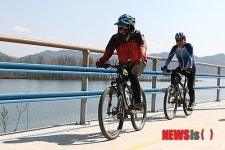 춘천 의암호 자전거길 수상전망대 방문객 급증