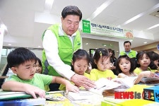 어린이들과 책 보는 조길형 구청장