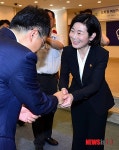 직원들과 인사 나누는 김희정 장관