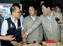 임차진 건설지부장 손목 꼭 잡은 최경환 신임 경제부총리