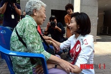 지역 주민과 이야기 나누는 나경원 후보