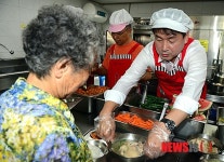 삼계탕 배식 봉사하는 기동민 후보