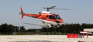 이륙하는 AS-350 헬리콥터
