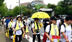 [세월호 100일]안산 단원고 앞 지나는 세월호 유가족들