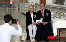 기념촬영하는 참전유공자