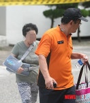 긴급대피하는 아파트 주민