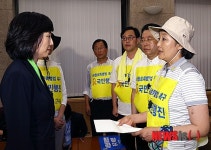 [세월호 100일] 항의서한 전달하는 박영선 원내대표