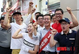 시민들과 기념촬영하는 홍철호 새누리당 김포시 국회의원 후보