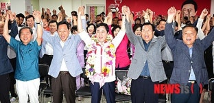 기뻐하는 수원 병(팔달) 김용남 당선자