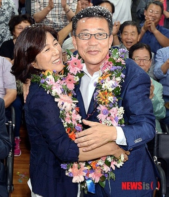 부인과 포옹하는 홍철호 당선자