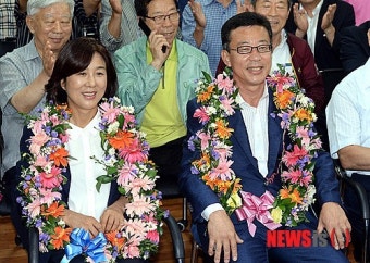 꽃목걸이 목에 건 홍철호 당선자