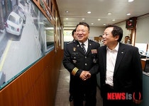 CCTV영상 보는 차성수 구청장-송호림 서장