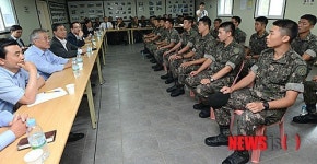 28사단 장병들 만난 국방위원회